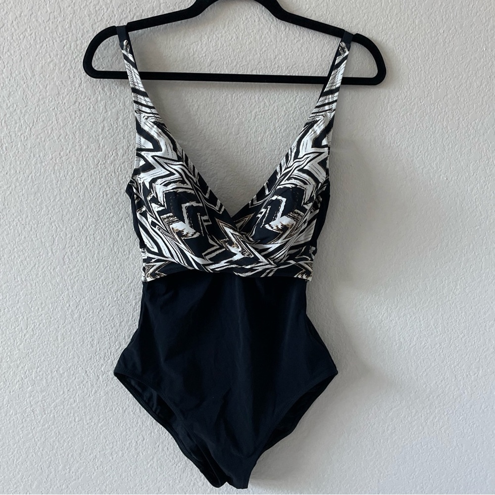 Gottex Gold Swimsuit Sz 6 Twist Front V Neck One Piece Black White Chevron EUC